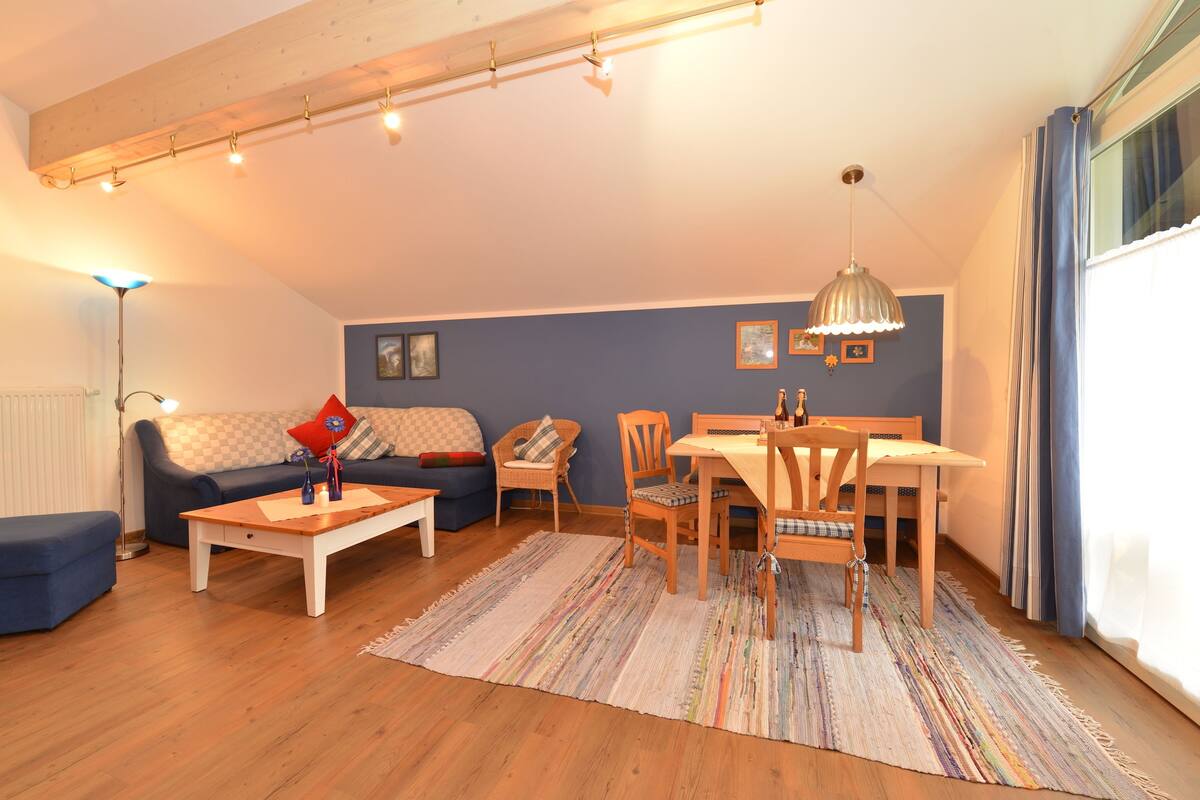 Deluxe Apartment, 1 Bedroom, Balcony, Mountain View (02 | ausZEIT) | Living area