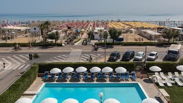 室外游泳池,日光浴躺椅