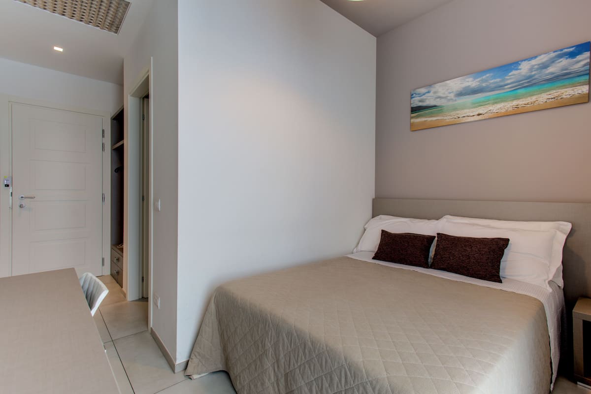 Caja de seguridad en la habitación, wifi gratis y ropa de cama