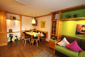 Traditional Condo, 1 Bedroom, Balcony, Mountain View (105 | gaissHORN) | Living room