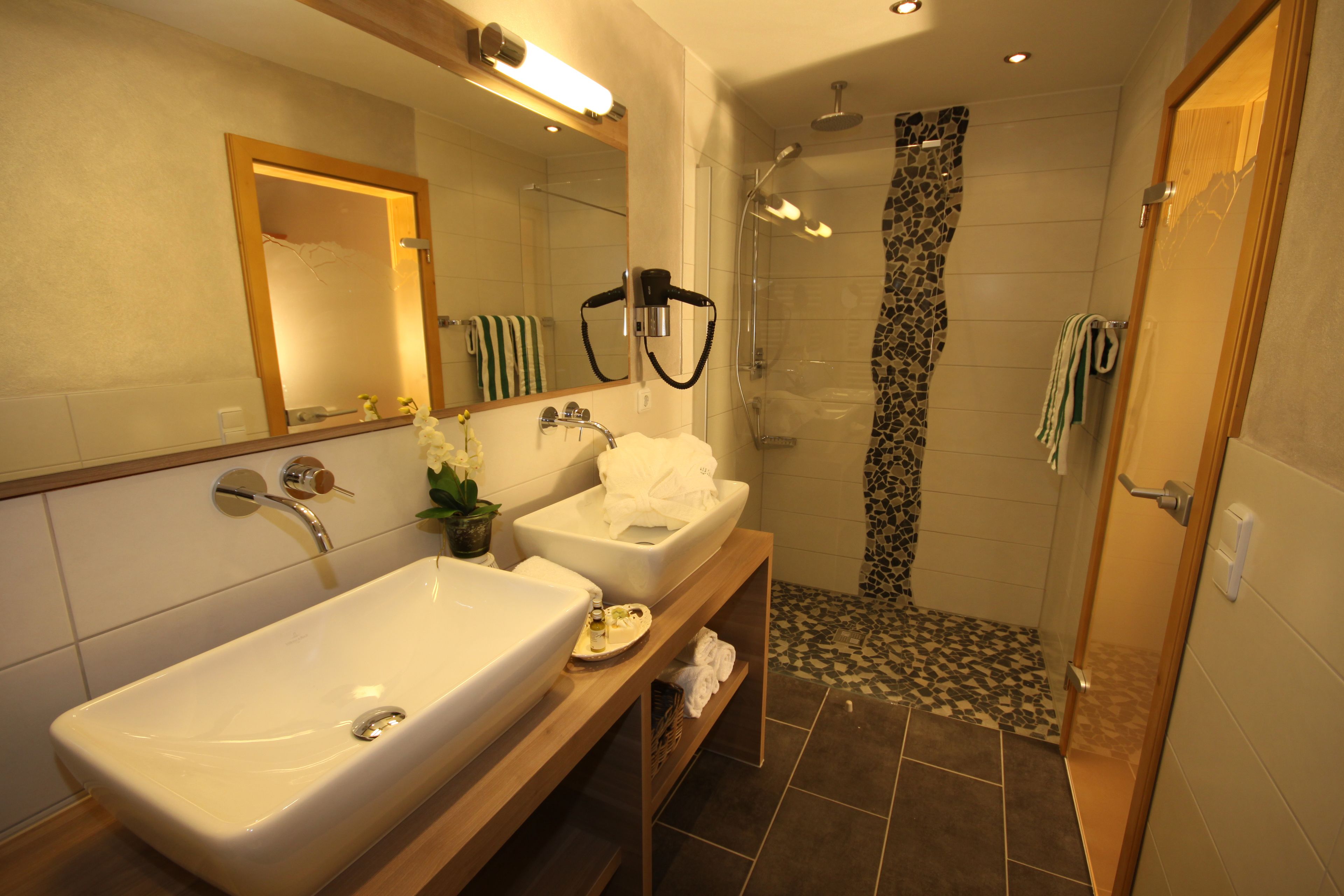 Grand-Apartment, 2 Schlafzimmer, Balkon, Bergblick (102 | hirschECK) | Badezimmer | Dusche, kostenlose Toilettenartikel, Haartrockner, Handtücher