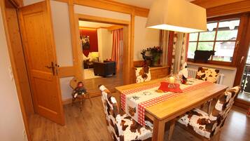 Comfort Condo, 2 Bedrooms, Balcony, Mountain View (103 | alpGENUSS) | In-room dining