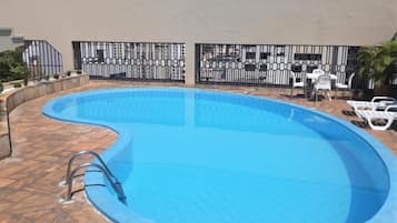 Piscina externa, espreguiçadeiras