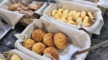 Esmorzar diari d'estil bufet (10 BRL per persona)