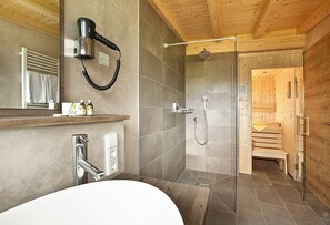 Deluxe-Apartment, 1 Schlafzimmer, Sauna, Bergblick (208 | adlerHORST) | Badezimmerausstattung