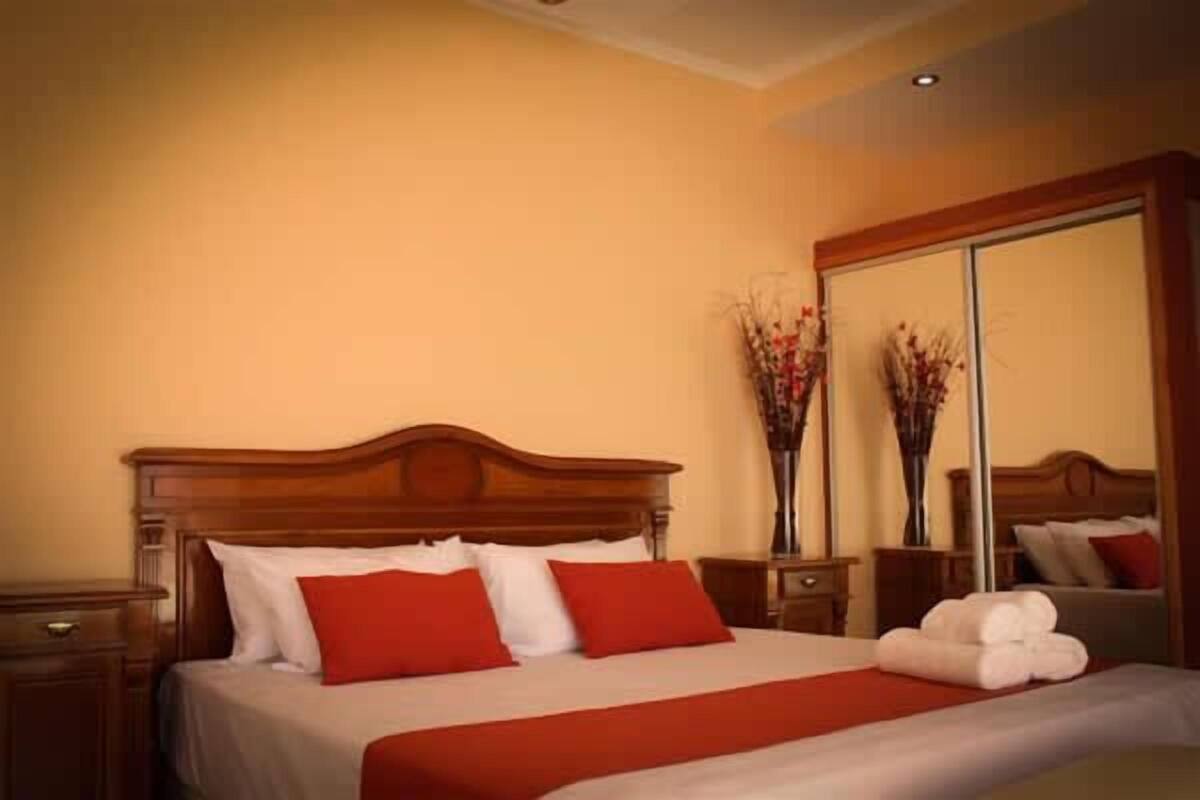 Superior Double Room | Bar mini, peti besi dalam bilik, meja, seterika/papan seterika