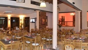 供应早餐、午餐和晚餐,地方菜