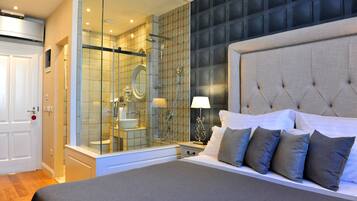 Superior King Room | Ropa de cama de alta calidad y minibar