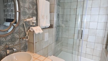 Artículos de higiene personal gratuitos, albornoces y zapatillas