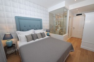 Superior King Room | Kaliteli yatak takımı, minibar, odada kasa, masa 