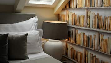 Habitación Deluxe doble, bañera | Ropa de cama de alta calidad, minibar, caja fuerte y escritorio
