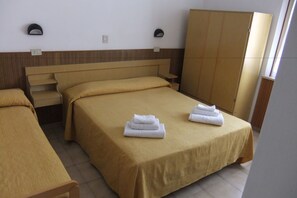 Quarto triplo | Cofres nos quartos, escrivaninha, berços (sobretaxa), Wi-Fi de cortesia