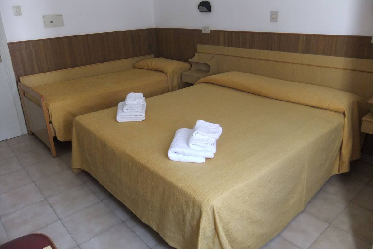 Quarto triplo | Cofres nos quartos, escrivaninha, berços (sobretaxa), Wi-Fi de cortesia