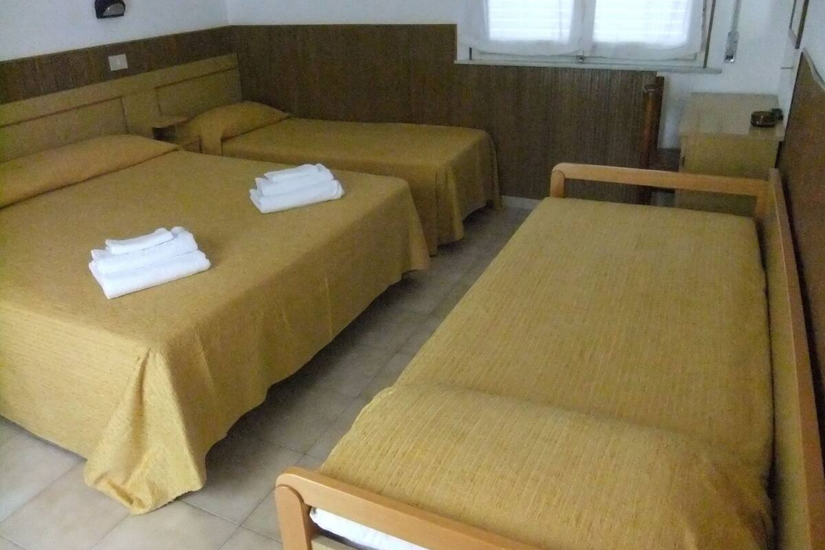 Quarto quádruplo | Cofres nos quartos, escrivaninha, berços (sobretaxa), Wi-Fi de cortesia