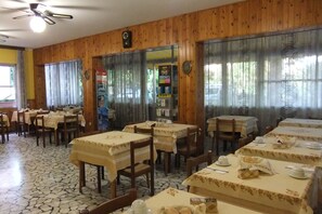 Café da manhã com buffet grátis todos os dias