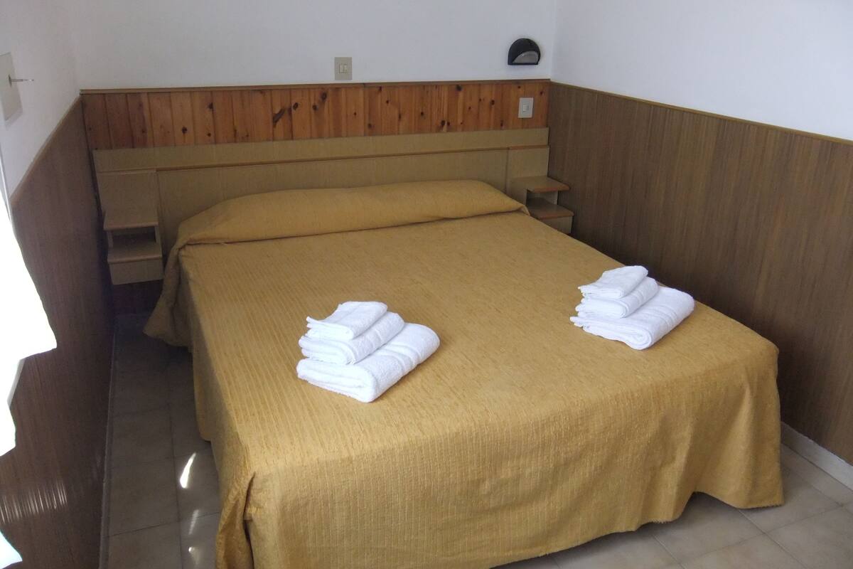 Quarto casal | Cofres nos quartos, escrivaninha, berços (sobretaxa), Wi-Fi de cortesia