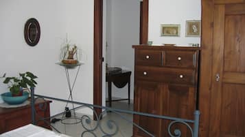 Tweepersoonskamer, terras, uitzicht op tuin | Individueel gedecoreerd, individueel gemeubileerd, een bureau