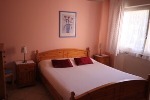 ファミリー ルーム 2 ベッドルーム レイクビュー | 客室ごとに異なる装飾、客室ごとに異なるインテリア、デスク、防音設備