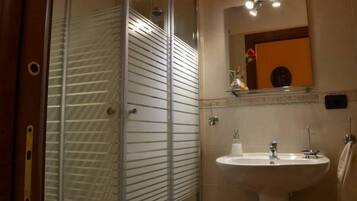 Double Room | Bathroom | Free toiletries, hair dryer, bidet, towels