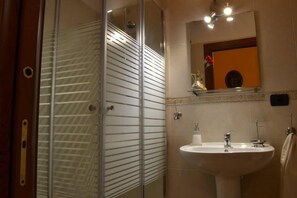 Camera doppia | Bagno | Set di cortesia gratuito, asciugacapelli, bidet, asciugamani