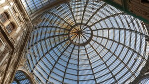 Una imponente estructura arquitectónica con una gran cúpula de cristal y columnas ornamentales.