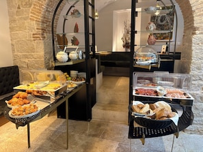 Bao gồm bữa sáng buffet hàng ngày 