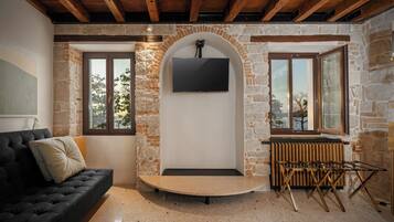 Deluxe Studio Suite, Sea View | Egyptian cotton sheets, premium bedding, down duvets, memory-foam beds