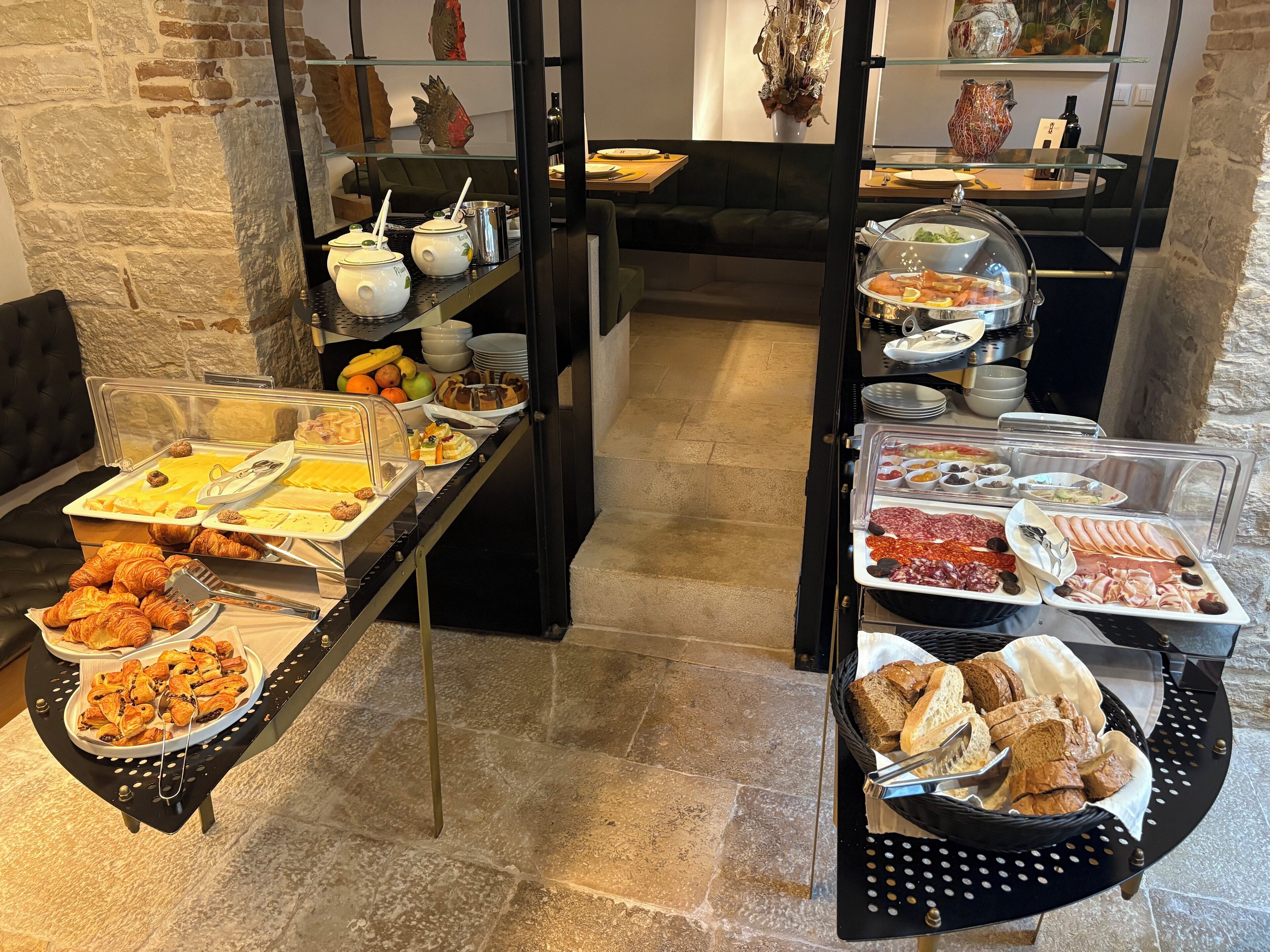 Un bufé con diversos alimentos, como pasteles, carnes y frutas.