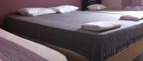 Minibar, meja kerja, setrika/meja setrika, dan Wi-Fi gratis