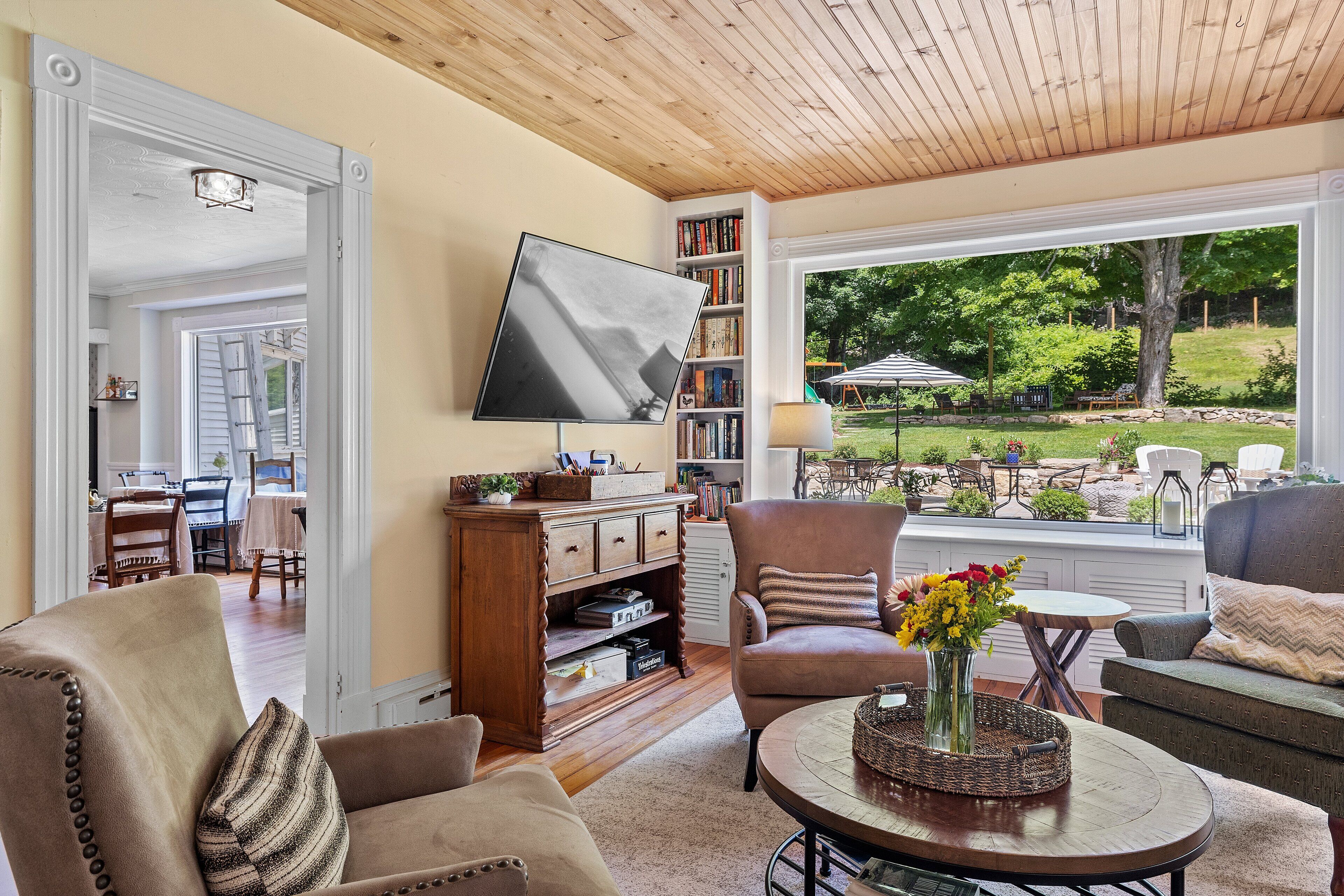 42-inch flat-screen TV with digital channels, TV, Netflix