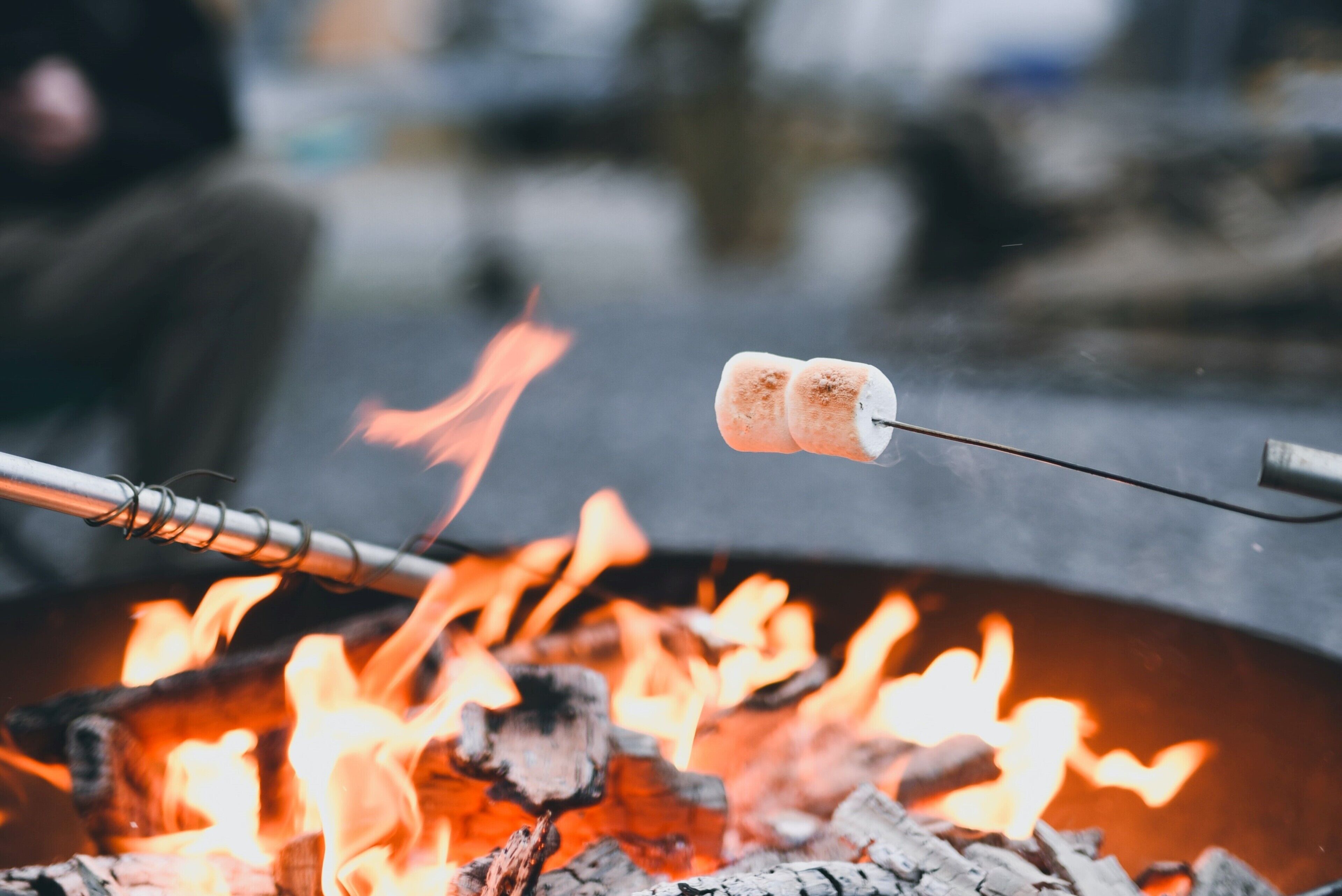 Un primo piano di un marshmallow arrostito su un fuoco da campo.