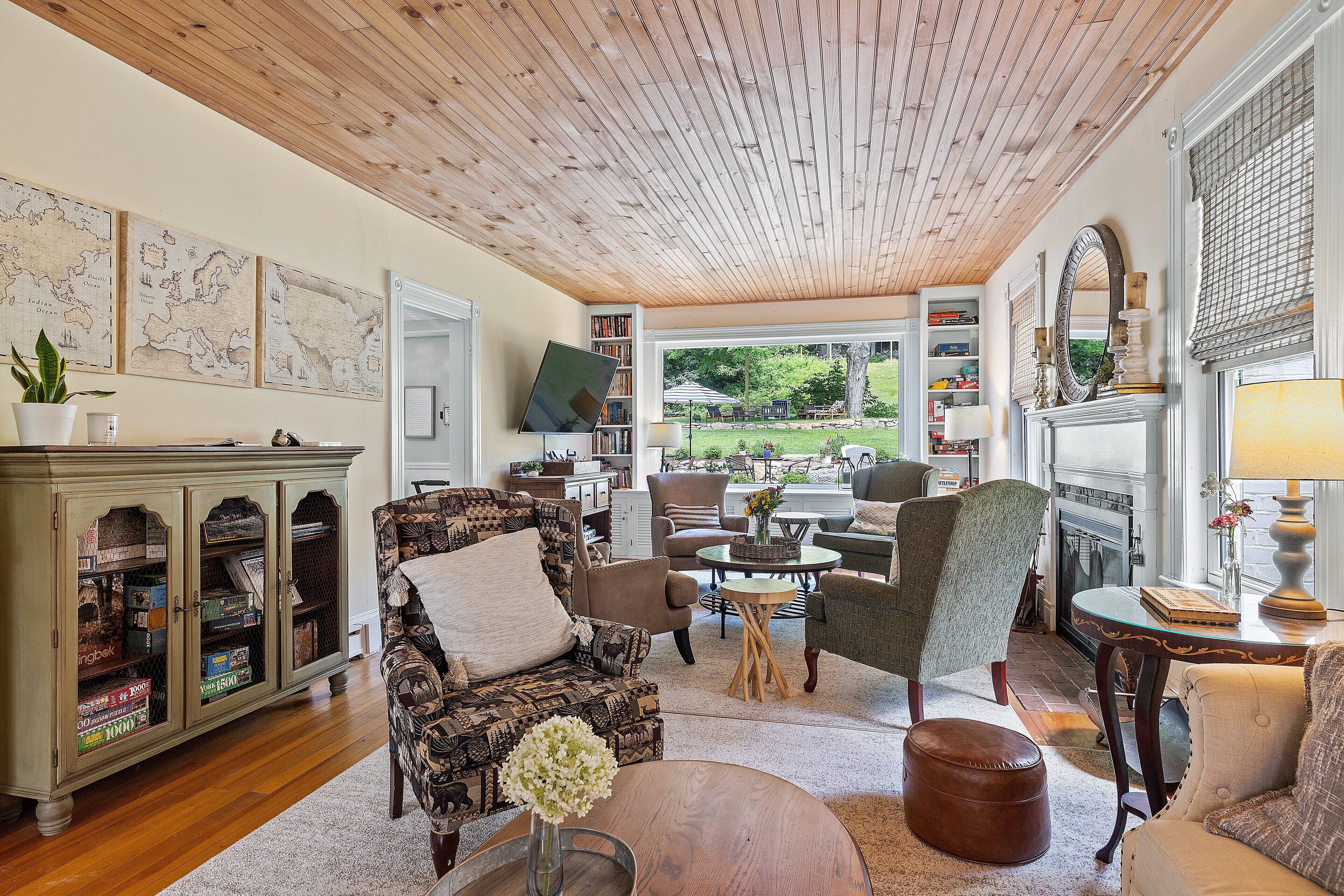 42-inch flat-screen TV with digital channels, TV, Netflix