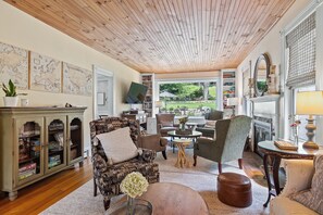 Téléviseur à écran plat, Netflix, Hulu, services de diffusion en continu