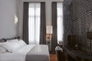 Habitación doble (Acropolis View) | Minibar, caja de seguridad en la habitación y escritorio 