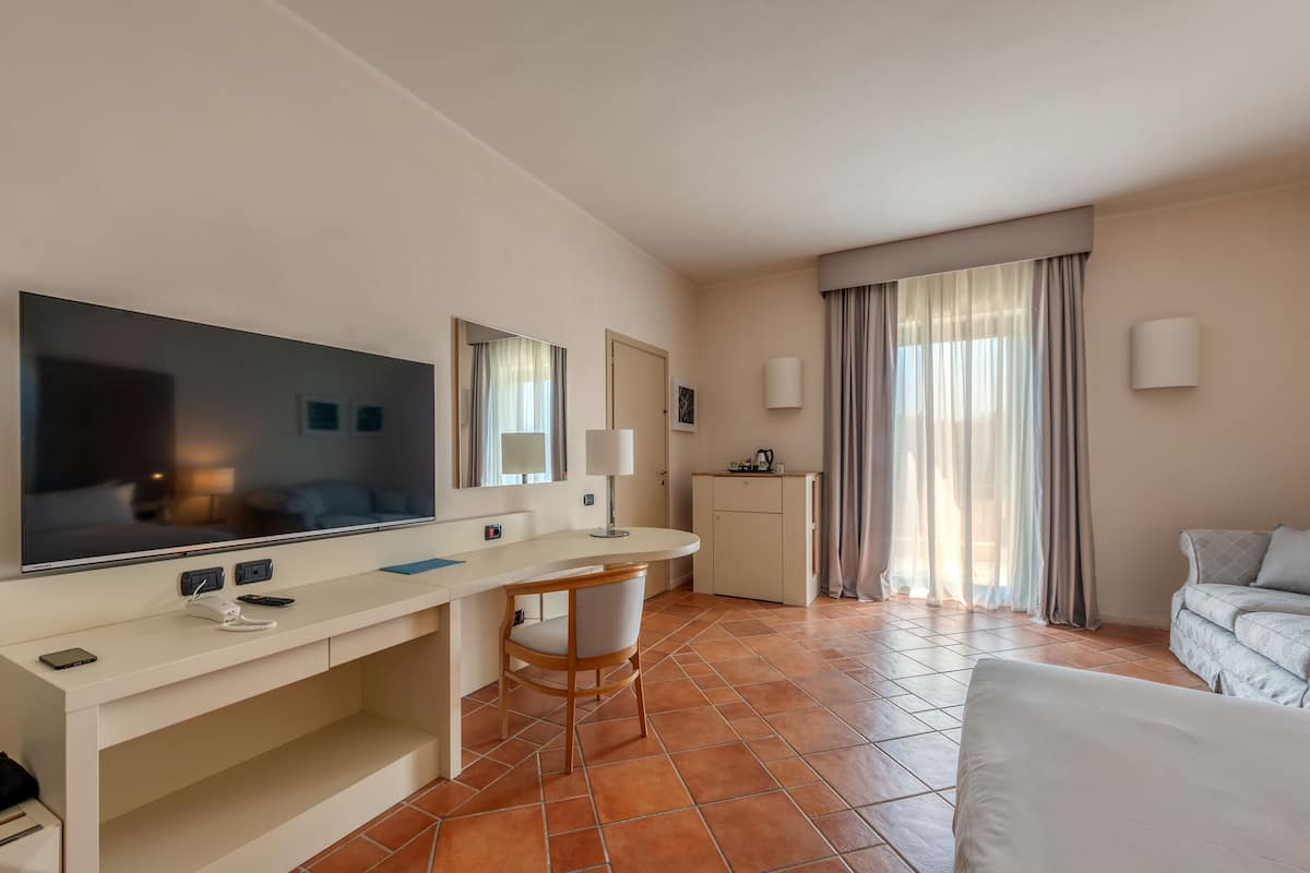 Comfort Room | Minibar, in-room safe, desk, laptop workspace