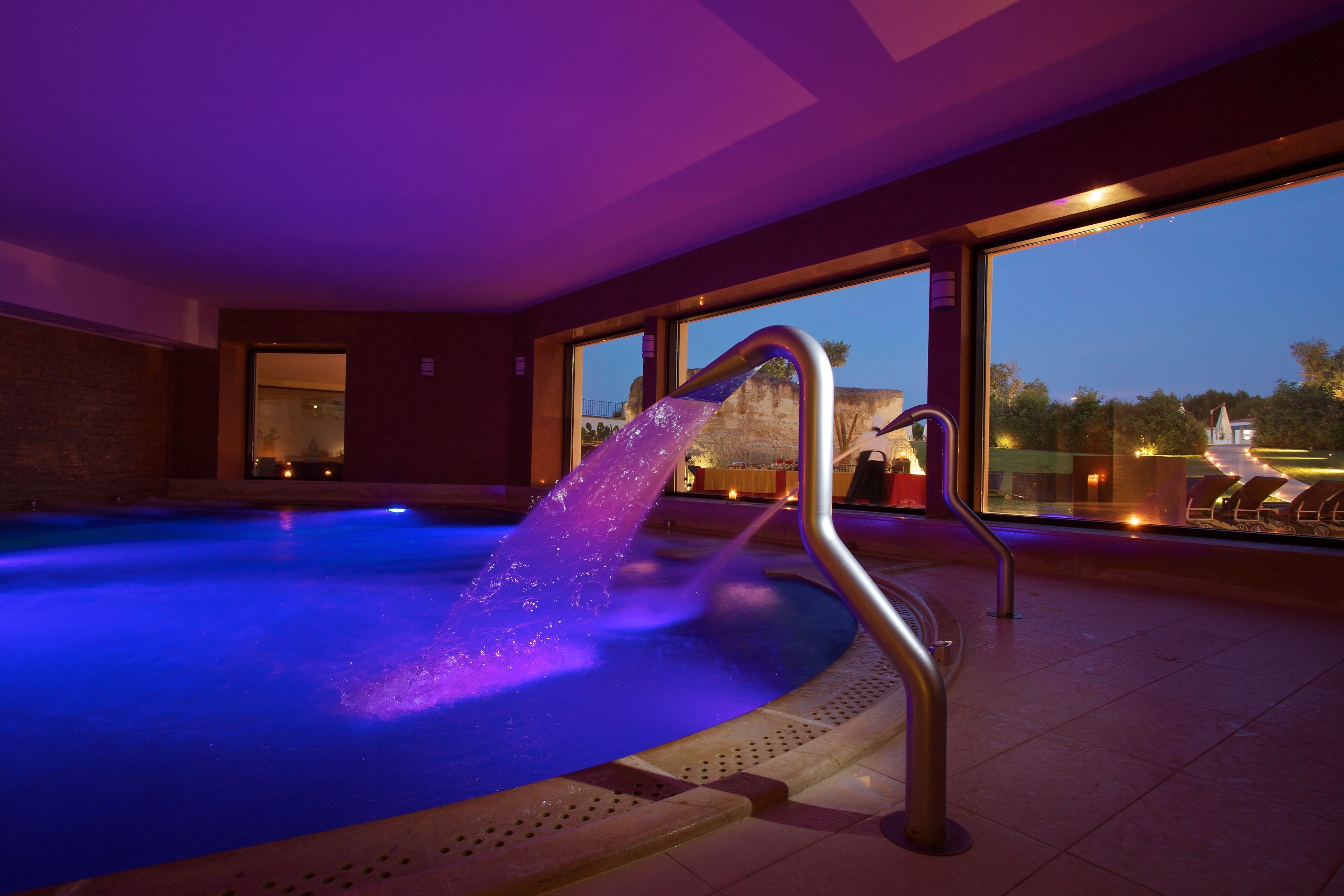 2 outdoor pools, pool loungers