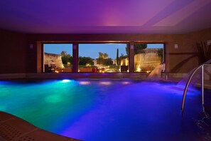 2 outdoor pools, sun loungers