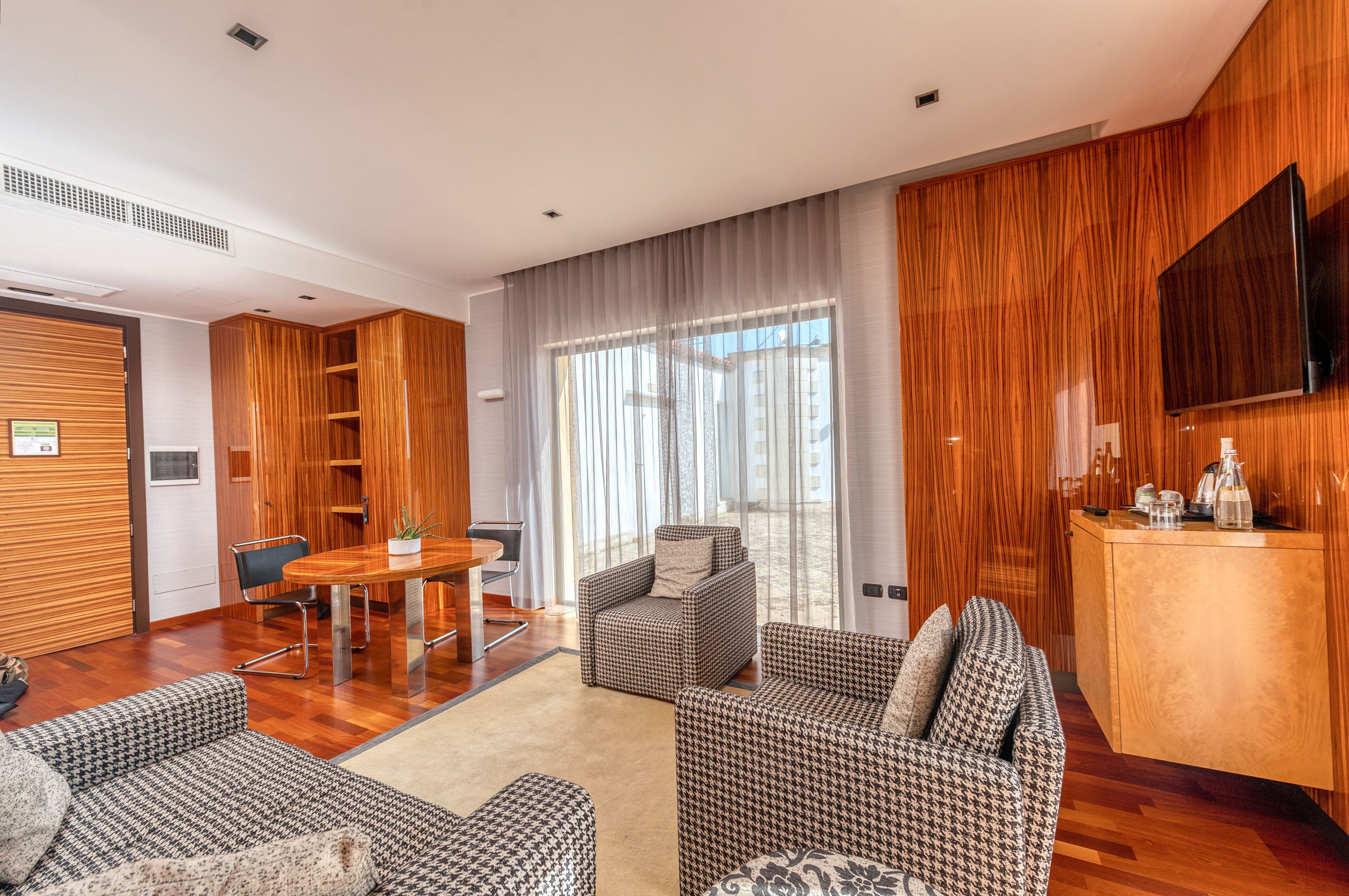 suite (2 adulti) | living area | flat-screen tv