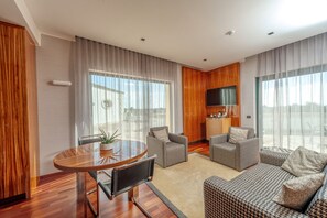 Suite (2 adulti) | Oppholdsområde | Flatskjerm-TV