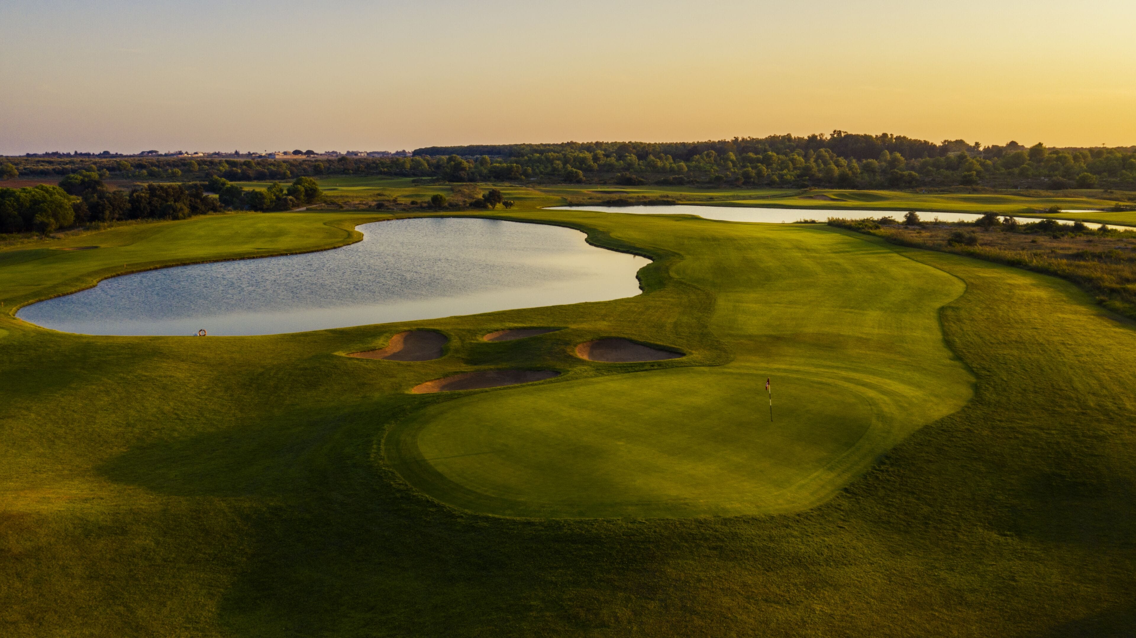 Un parcours de golf comportant de nombreux obstacles d’eau et des bunkers de sable.