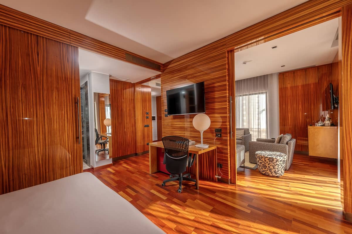 suite (2 adulti) | minibar, in-room safe, desk, laptop workspace
