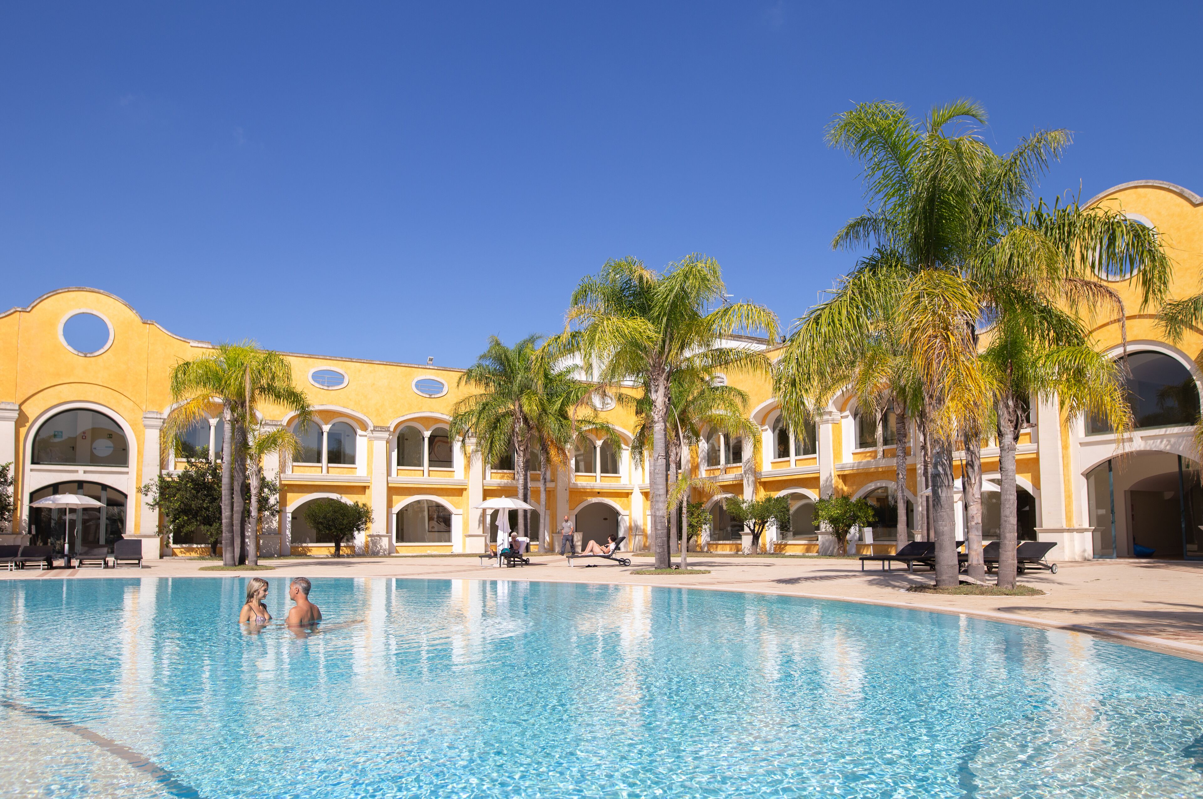 2 outdoor pools, pool loungers