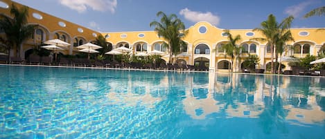 2 piscines extérieures, chaises longues