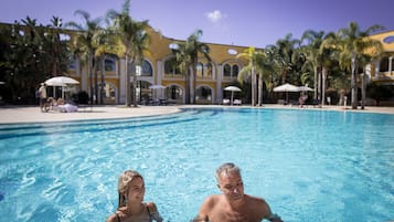 2 piscine all'aperto, lettini