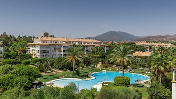2 outdoor pools