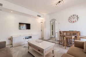 Apartamento, 3 habitaciones, 2 baños | Sala de estar | Una televisión de pantalla plana
