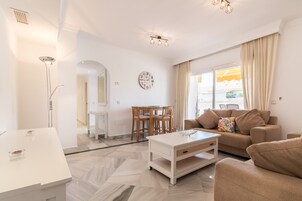Apartment, 3 Schlafzimmer, 2 Bäder | Wohnzimmer | Flachbildfernseher