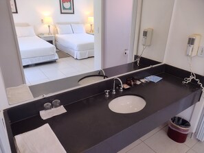 Family Room | Bathroom | Shower, free toiletries, hair dryer, towels