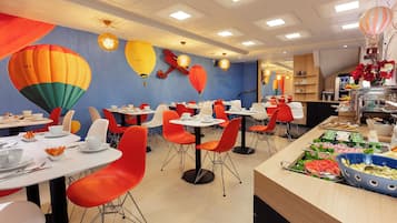 Desayuno buffet diario (EUR 14 por persona)