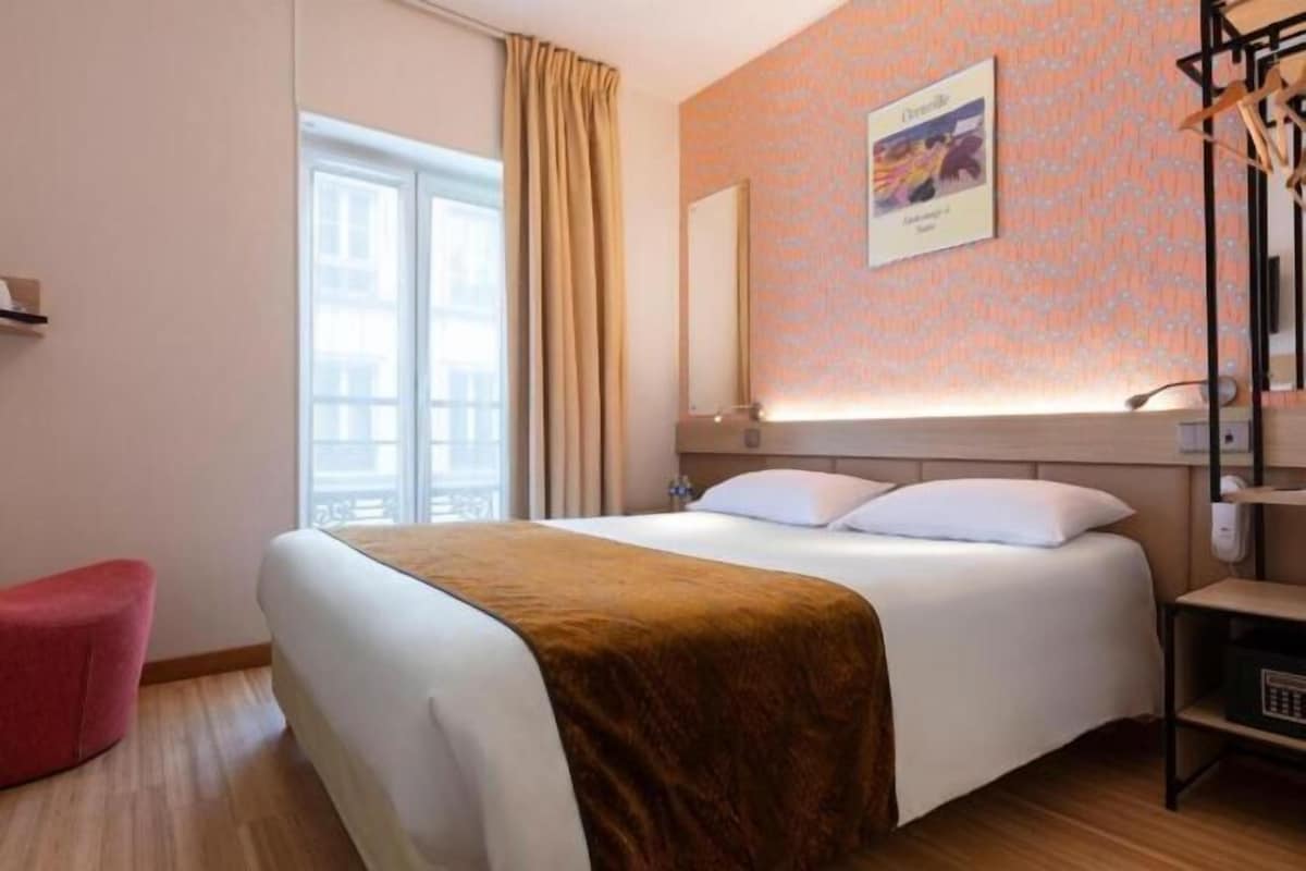 Minibar, coffres-forts dans les chambres, bureau
